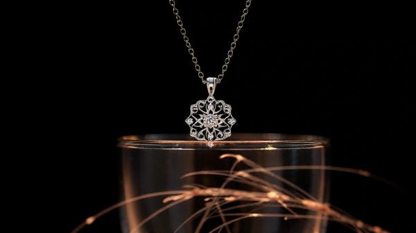 Découvrez la fusion d'élégance et de tradition dans les bijoux Laudaris
